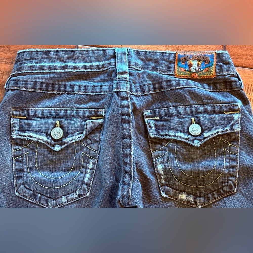 True Religion Distressed Blue Jeans Wide Flare Leg. Size 27 (IS size 4). - Picture 8 of 9